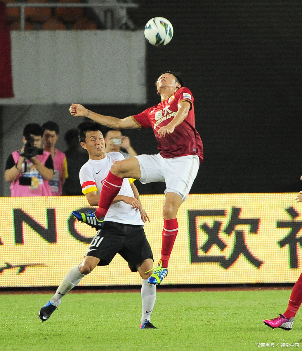 这场足球比赛精彩纷呈,比赛双方均使出了浑身解数 这场足球比赛精彩纷呈,比赛双方均使出了浑身解数